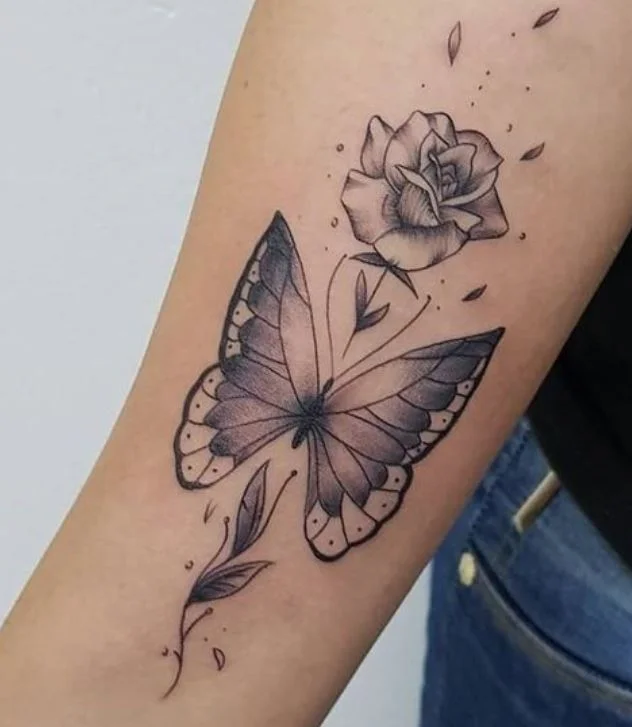 Tatouage Papillon Rose Sur L'avant Bras