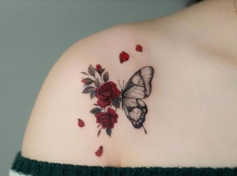 Papillon Et Roses Rouges Sur L'épaule