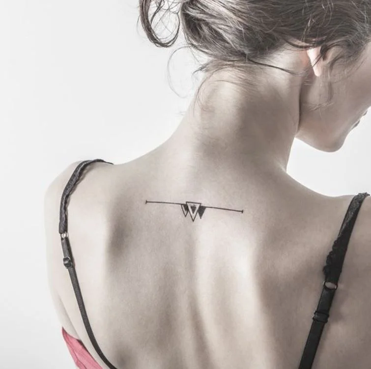 Tatouage Dos Triangles Horizontales