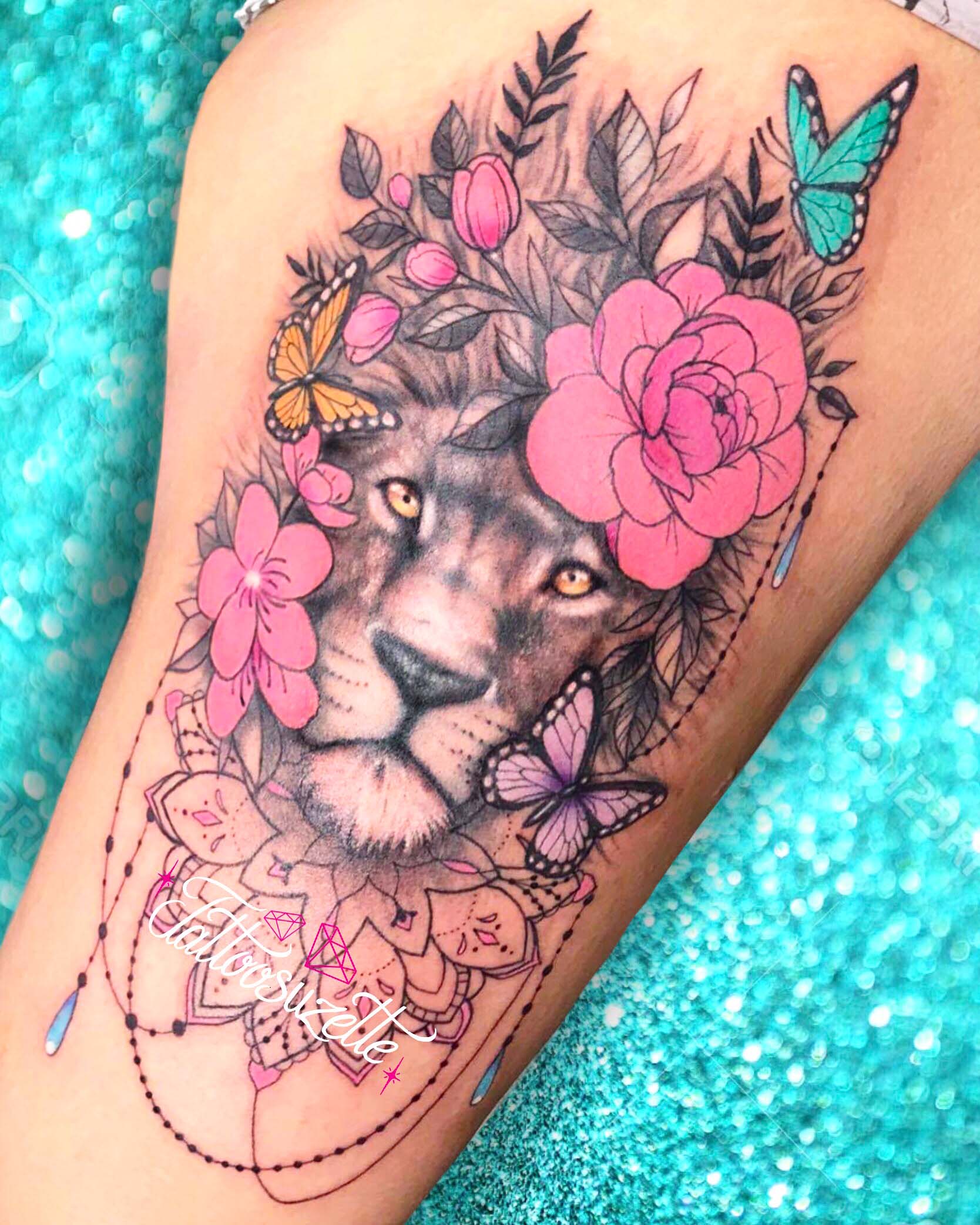 Tatouage Lion Ornemental Multicolore Sur La Cuisse