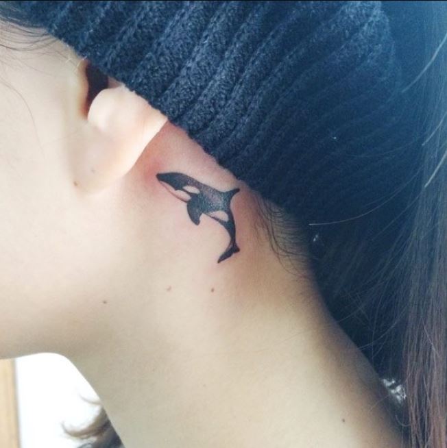 tatouage Orque derriere l'oreille