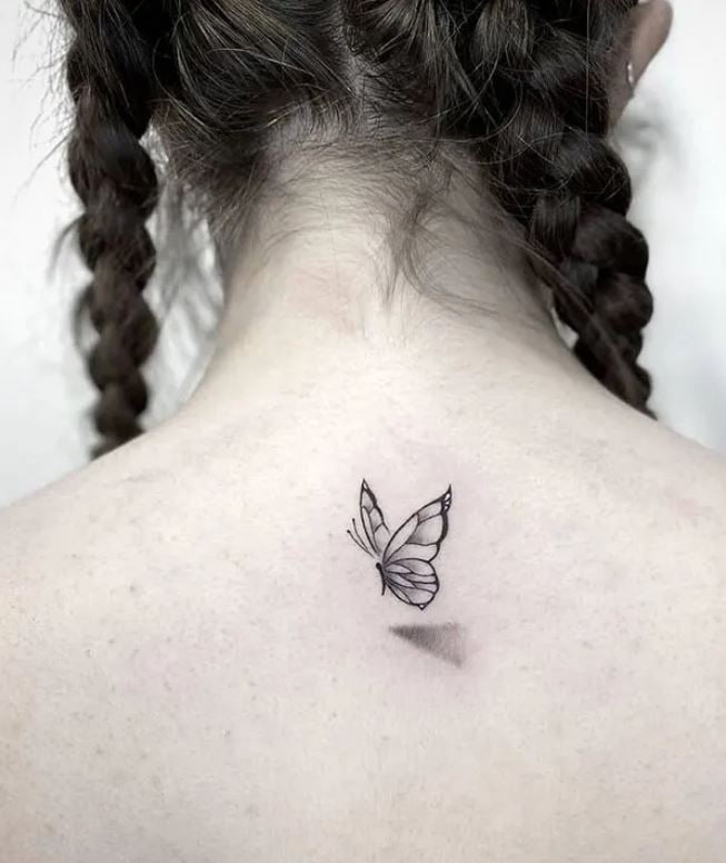 Tatouage Dos Discret Femme Papillon à Ombre 