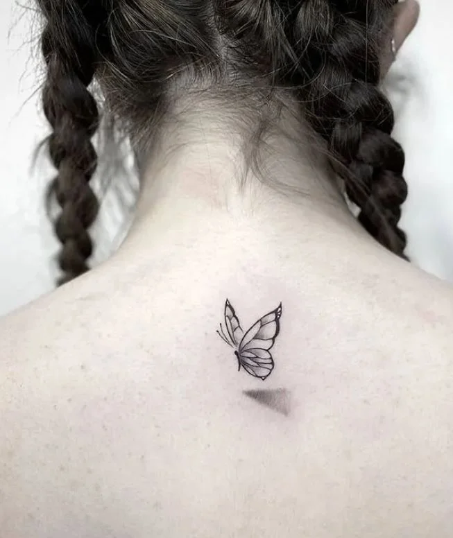 Tatouage Dos Discret Femme Papillon à Ombre
