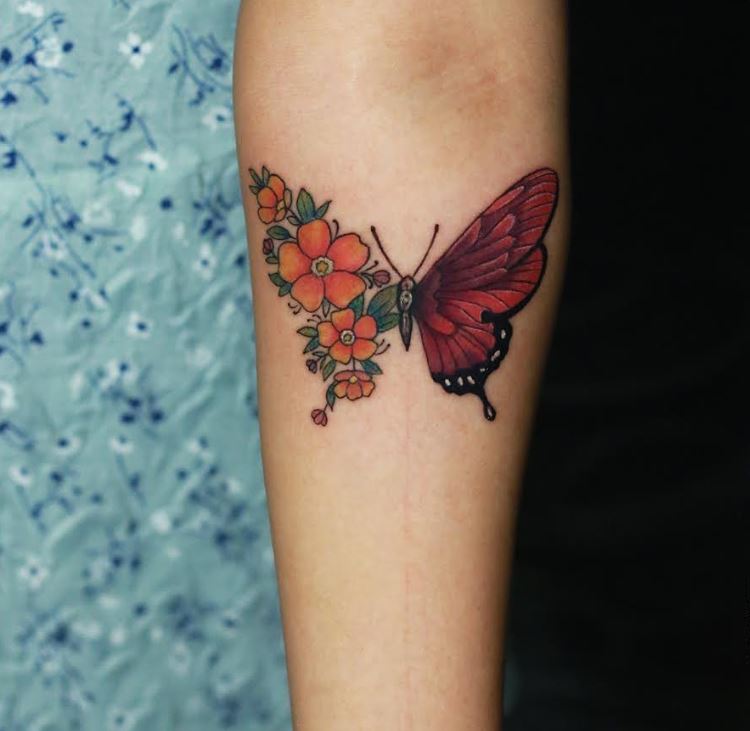 Tatouage Papillon Fleurs Rouge Orangé Sur L'avant Bras 