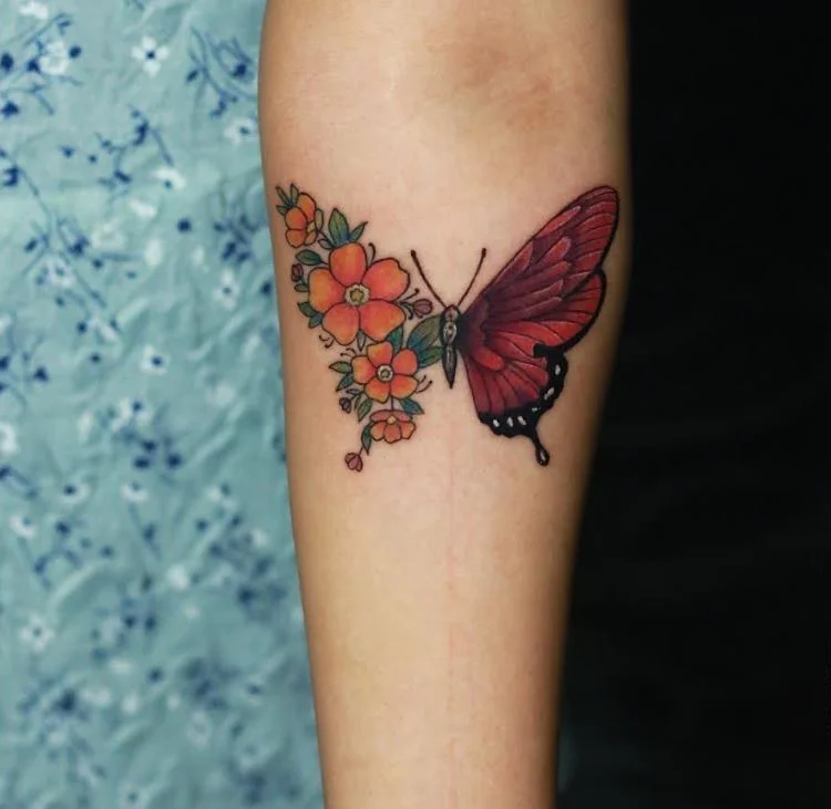 Tatouage Papillon Fleurs Rouge Orangé Sur L'avant Bras