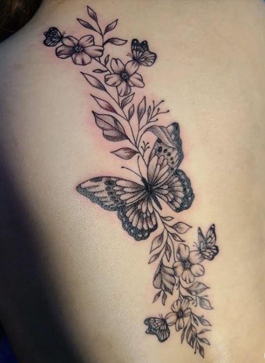 Tatouage Floral à Papillons Sur Le Dos