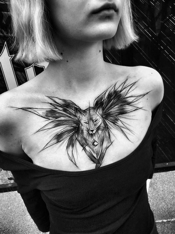 Tatouage renard gothique sur le décolleté