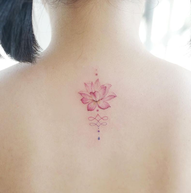 Tatouage Mini Lotus Sur Le Dos