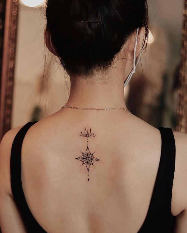 Mandala Et Lotus Discret En Tatouage Dos Femme