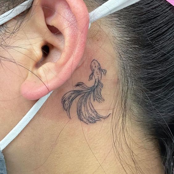 tatouage Poisson Koï en ligne fine derriere l'oreille