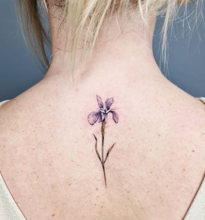 Tatouage Fleur D'iris Discret 