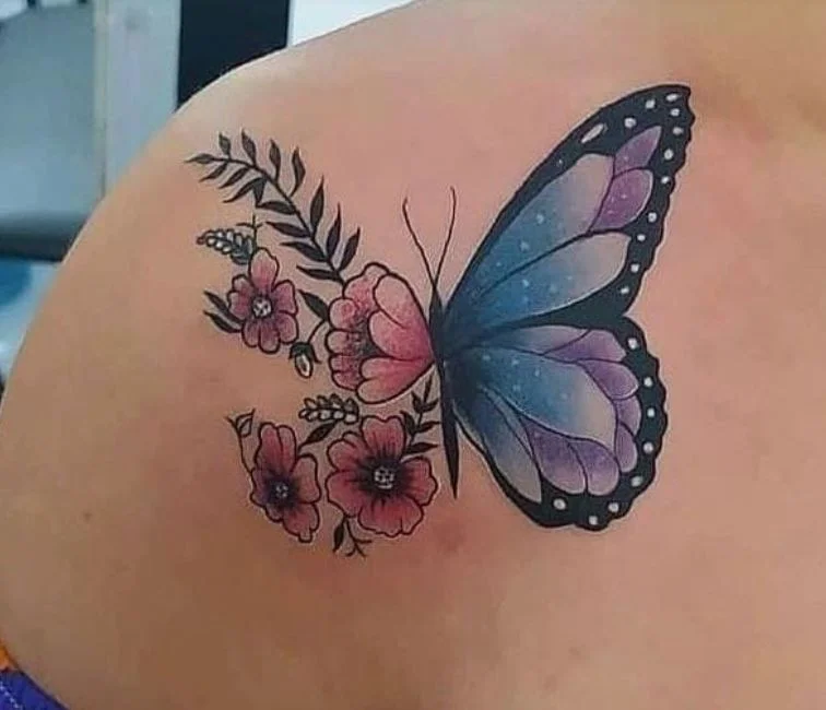 Tatouage Papillon Fleurs Colorées Sur L'épaule