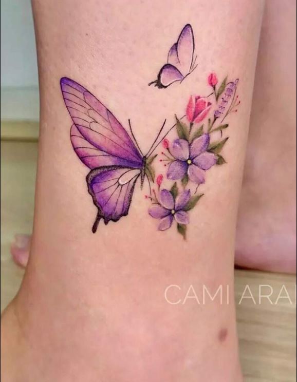 Papillon Et Fleurs Violet Et Rose Au Dessus De La Cheville
