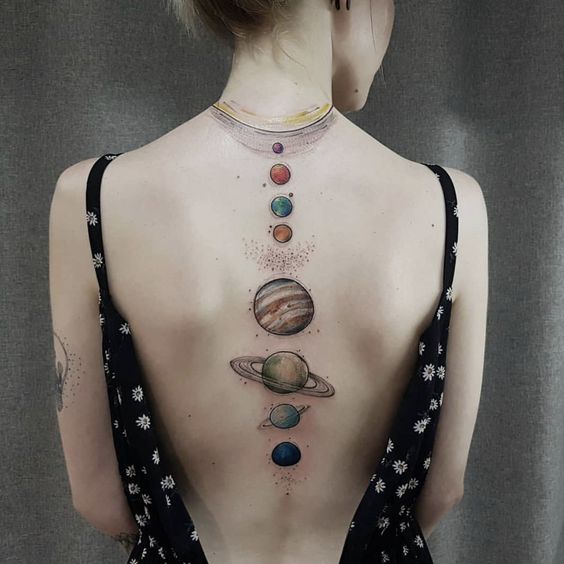 tatouage Planètes colonne vertebrale