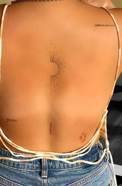 Tatouage Dos Femme Discret Demi Soleil