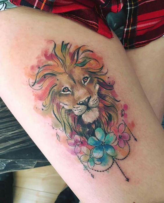 Tatouage Lion à Crinière Et Fleurs Colorées Sur La Cuisse