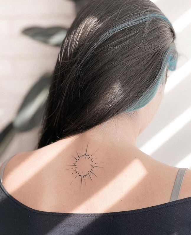 Tatouage Dos Discret Soleil