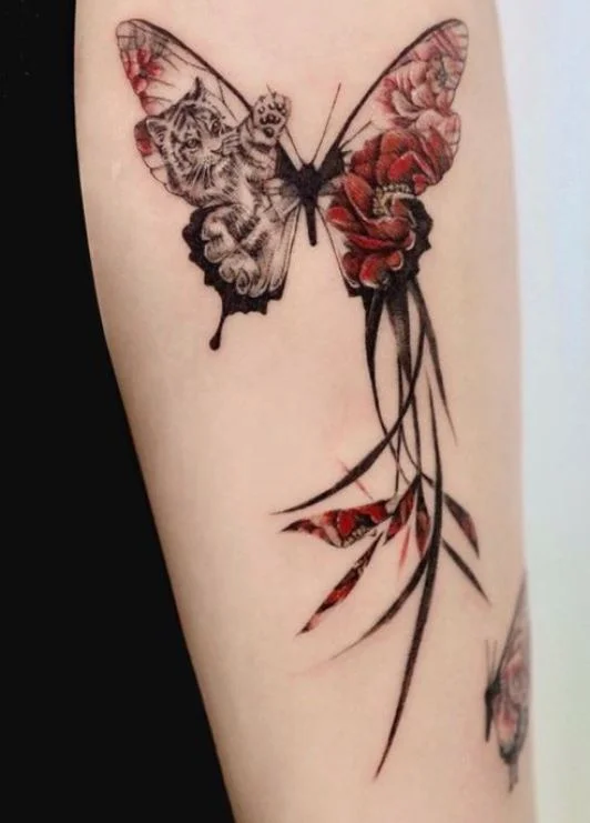 Tatouage Papillon Fleur Et Félin Sur L'avant Bras