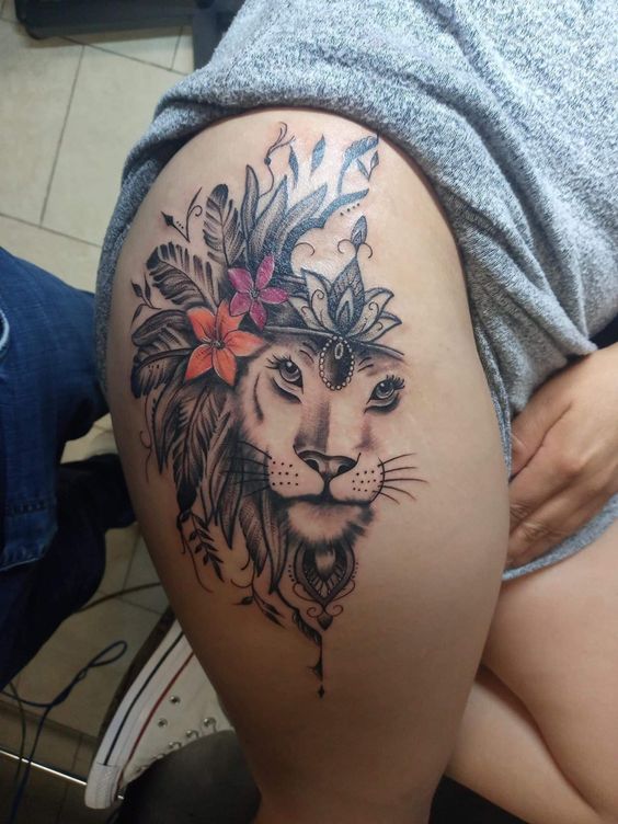 Tatouage Lionne Et Lotus Ornemental à Plumes Sur La Cuisse 