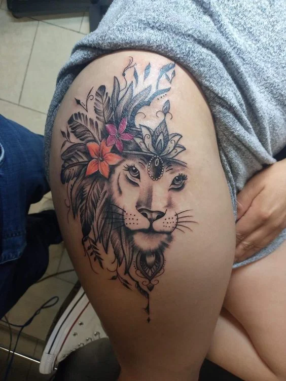 Tatouage Lionne Et Lotus Ornemental à Plumes Sur La Cuisse