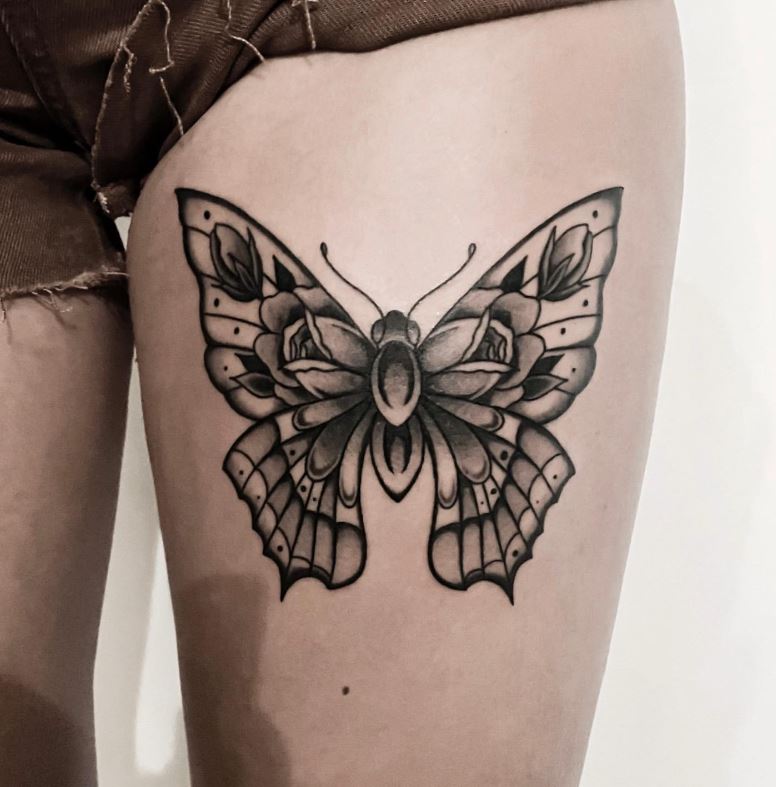 Tatouage Papillon Géant à Ailes Fleuries Sur La Cuisse 