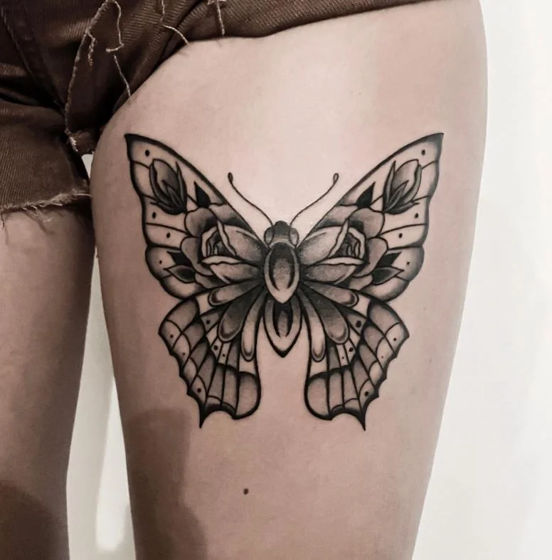 Tatouage Papillon Géant à Ailes Fleuries Sur La Cuisse