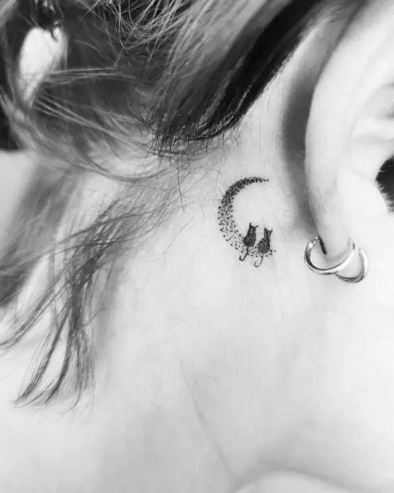 tatouage Chats & Croissant De Lune derriere l'oreille