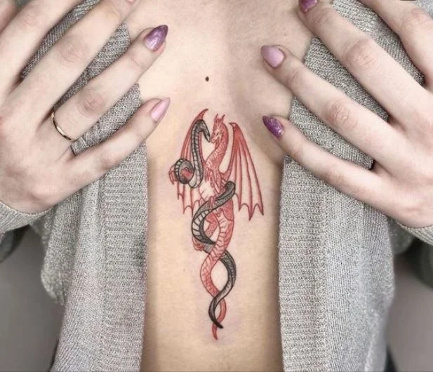tatouage Dragons rouge et noir sur le decolleté