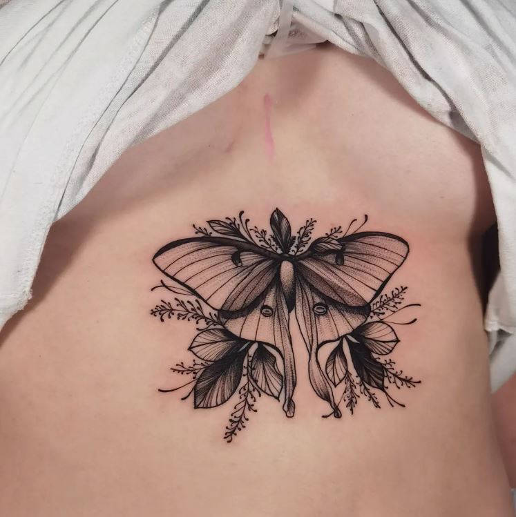 Papillon à Motifs Floraux Sur Le Sternum