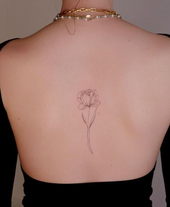 Tatouage Dos Femme Fleur Minimaliste