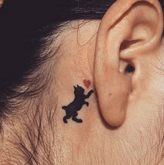 tatouage Chat & cœur derriere l'oreille
