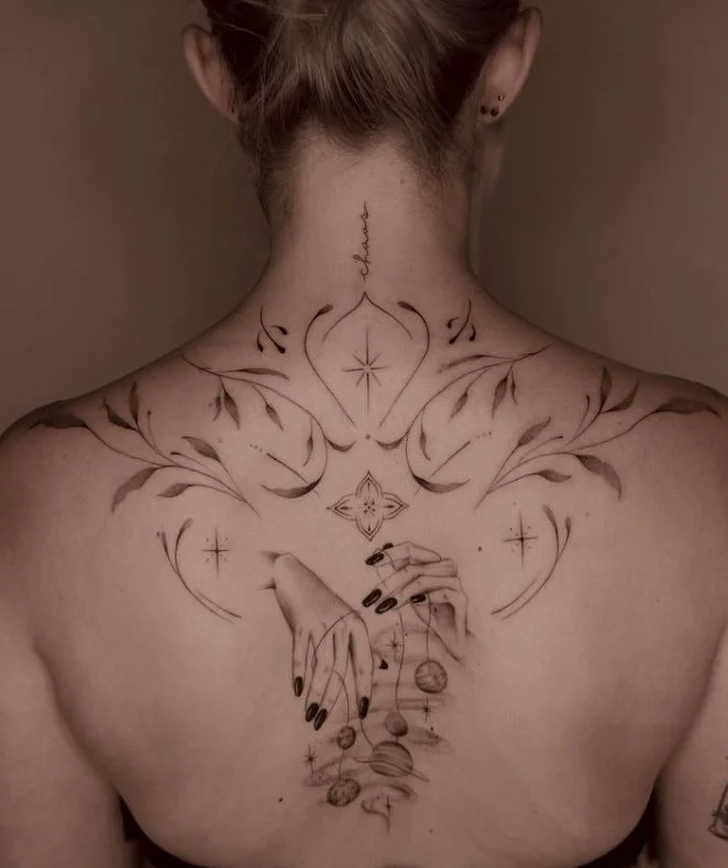Tatouage Femme Dos Et Nuque Mains Et Astres