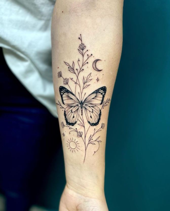 Tatouage Papillon Fleur Aux Déco Multiples Sur L'avant Bras 