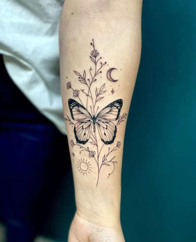 Tatouage Papillon Fleur Aux Déco Multiples Sur L'avant Bras