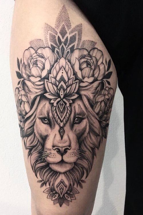 Lionne avec mandala et pivoine