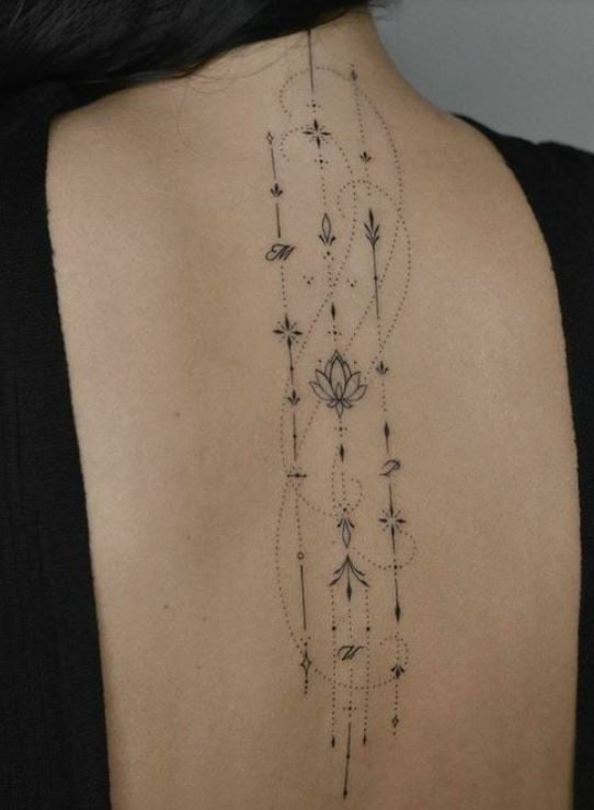 Tatouage Femme Dos Et Nuque De Lignes Géométriques