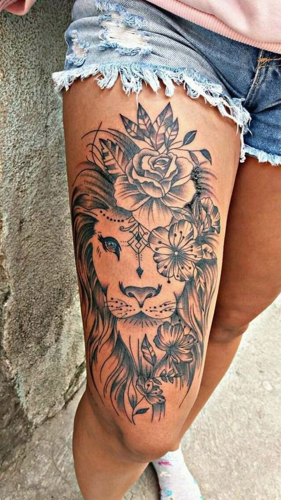 Tatouage Lion Avec Rose Et Fleurs De Cerisier