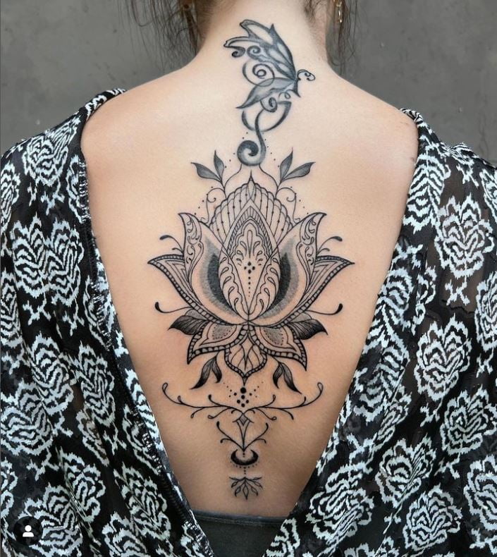 Tatouage Lotus Et Papillon Sur Le Dos Et La Nuque 