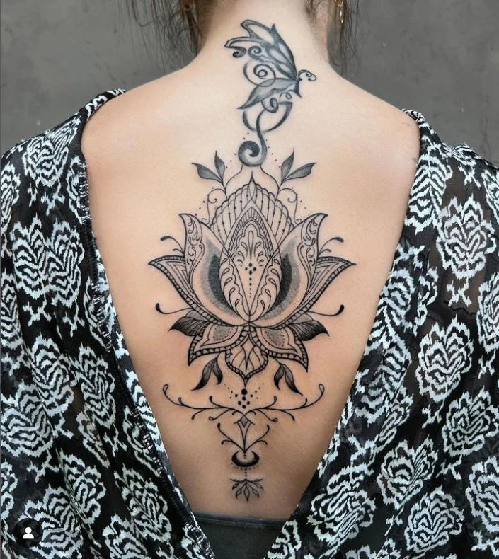 Tatouage Lotus Et Papillon Sur Le Dos Et La Nuque