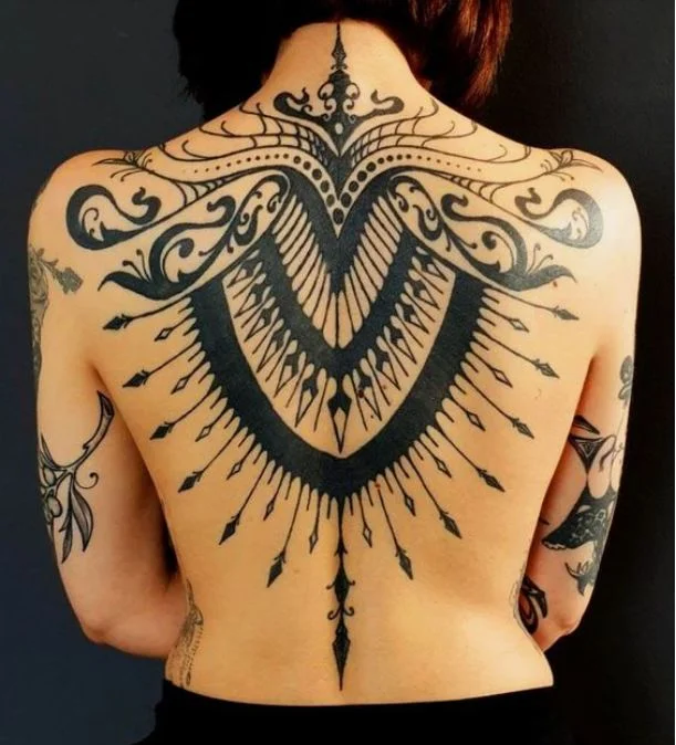 Blackwork Tatouage Nuque Et Dos
