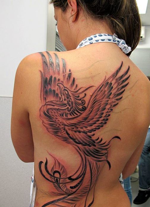 tatouage phœnix en rouge et noir