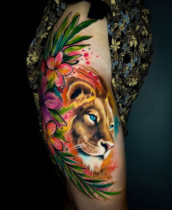 Tatouage Lion Et Fleurs Aux Couleurs Flashy 
