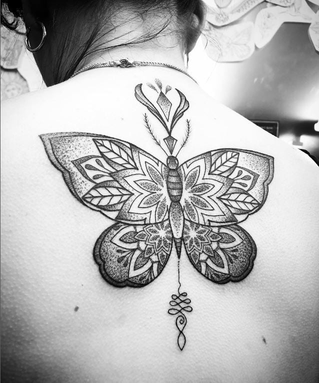 Tatouage Papillon Mandala Sur Le Dos 