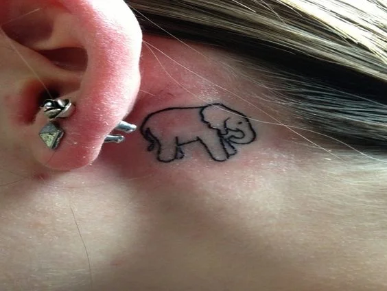 tatouage Éléphant derriere l'oreille