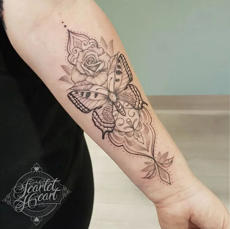 Papillon Avec Mandala Floral Sur L'avant Bras