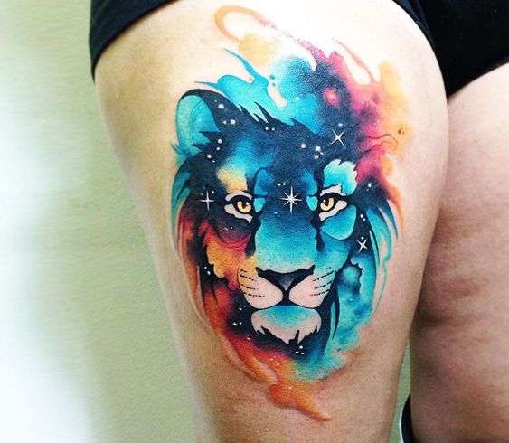 Lion En Couleur à étoiles En Tatouage Femme