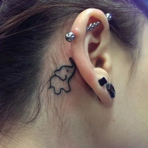 tatouage Éléphant minimaliste derriere l'oreille