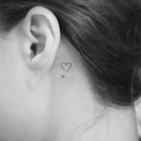 tatouage Cœur & avion derriere l'oreille