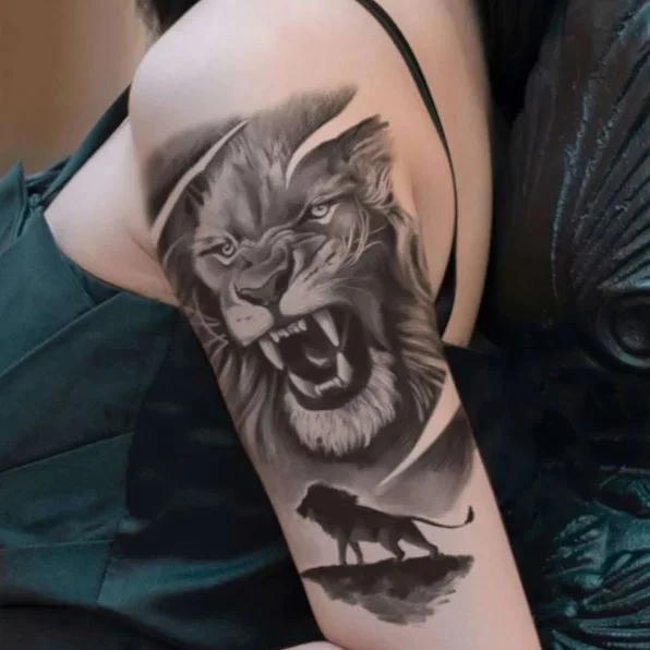 Le Roi Lion Sur Le Bras