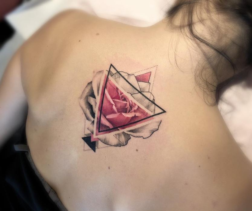 Rose Design Géométrique En Tatouage Femme